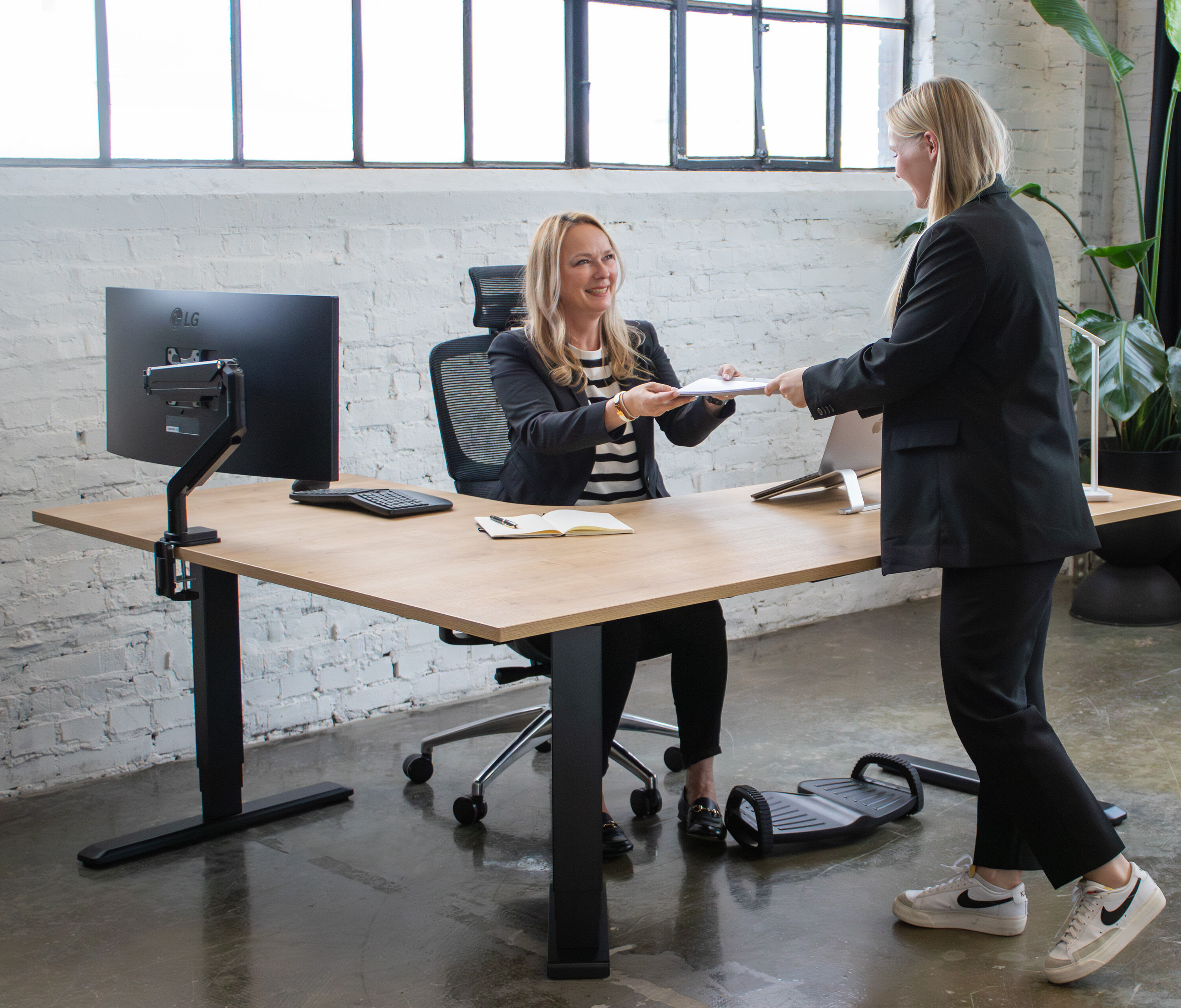 Scrivania angolare PRIMUS - Decoro: Noce | Struttura: Nero | Dimensione del piano: 160/80x160/80