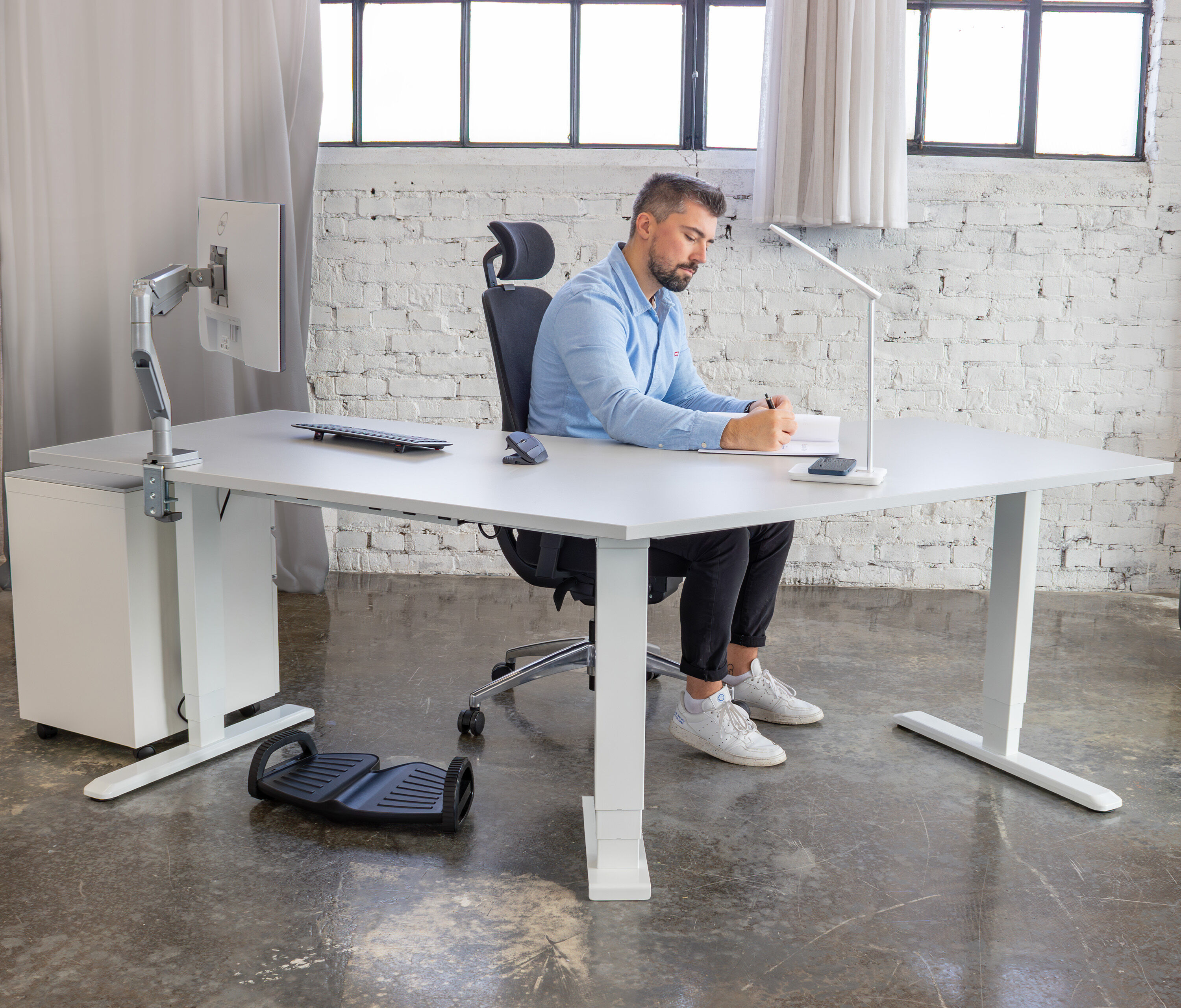 PRIMUS Scrivania angolare a L - Decoro: Bianco top | Dimensione del piano: 140x80 | Struttura: Bianco